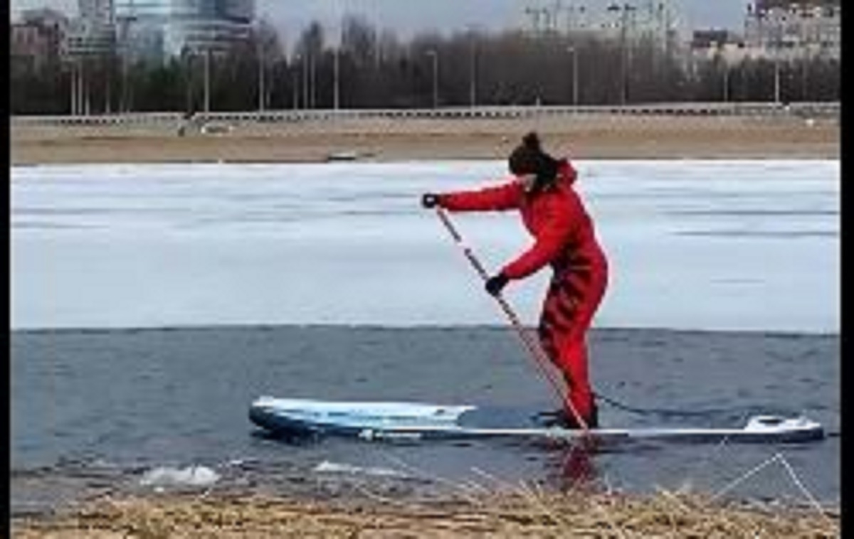 В Петербурге открыли сезон SUP-серферы