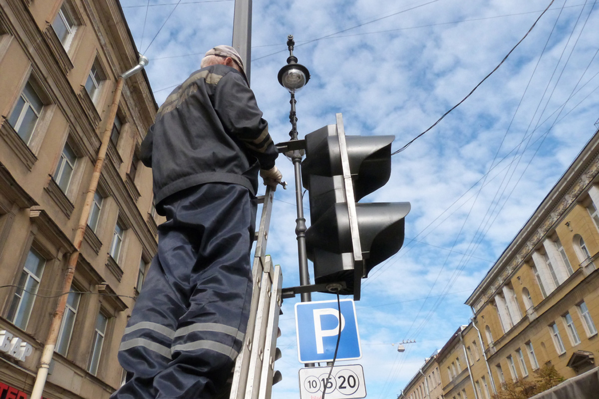 Новые светофоры, переходы и «лежачие полицейские обеспечат безопасность на дорогах в Петербурге