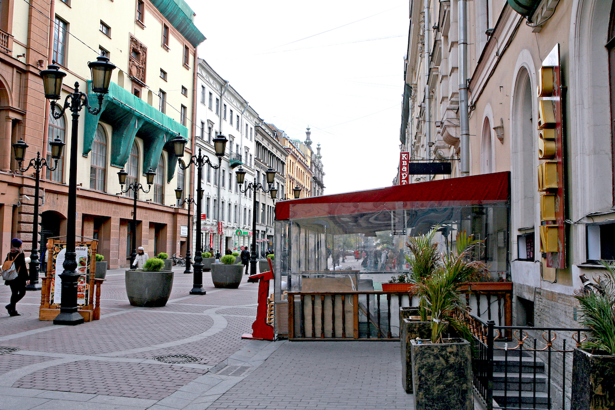 Более тысячи летних кафе заработают в Петербурге с 1 мая