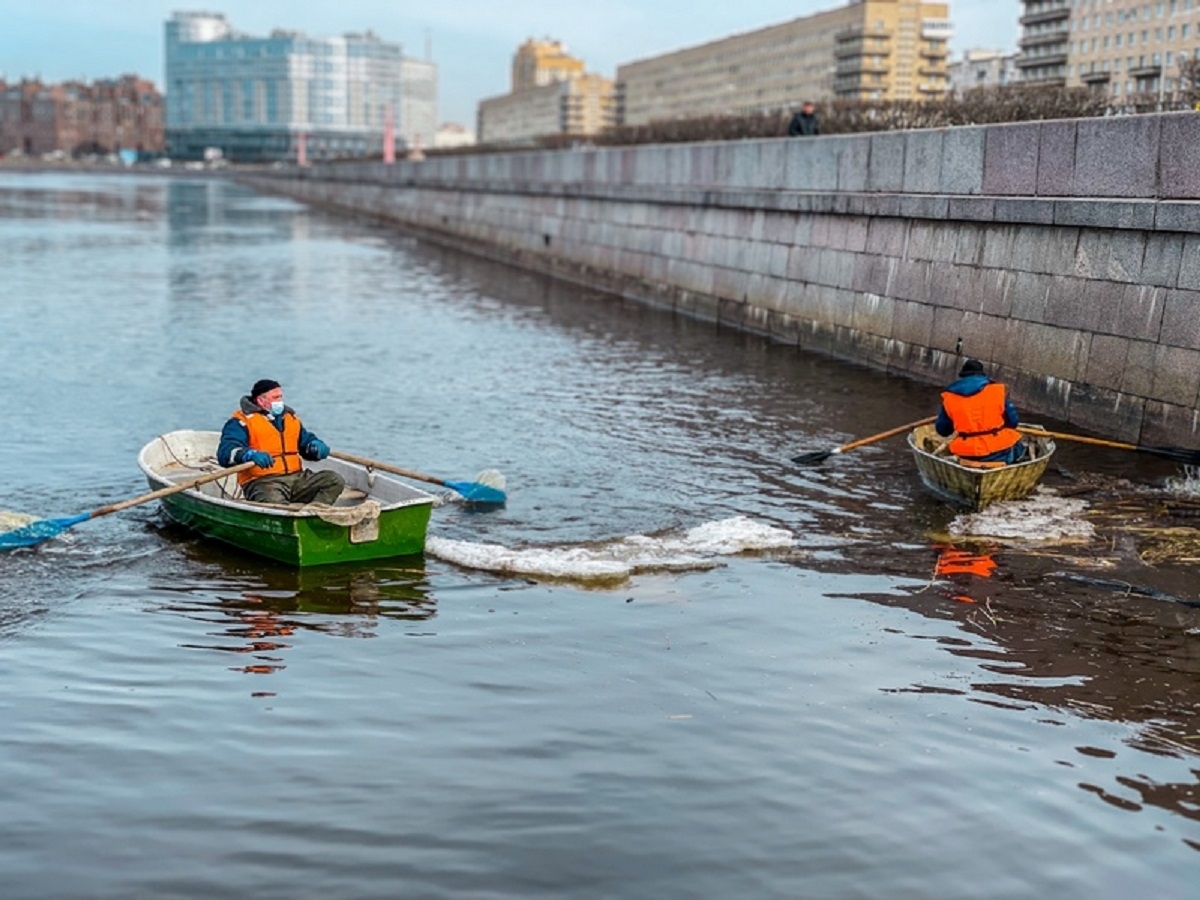 В Петербурге от мусора очистят более трёхсот рек и каналов