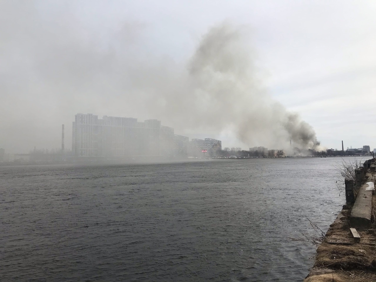 Дым от пожара на Невской мануфактуре видно за километры