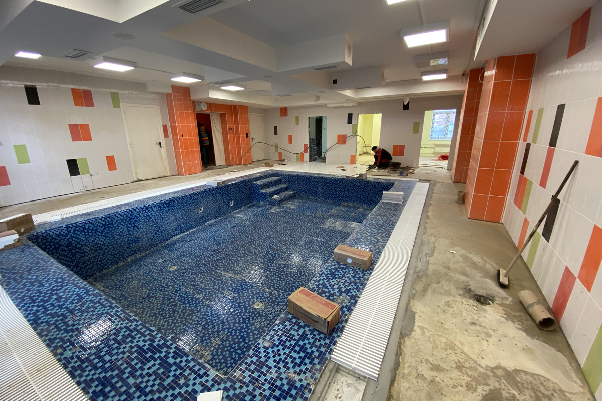 В Колпино завершают строительство детской поликлиники с бассейном