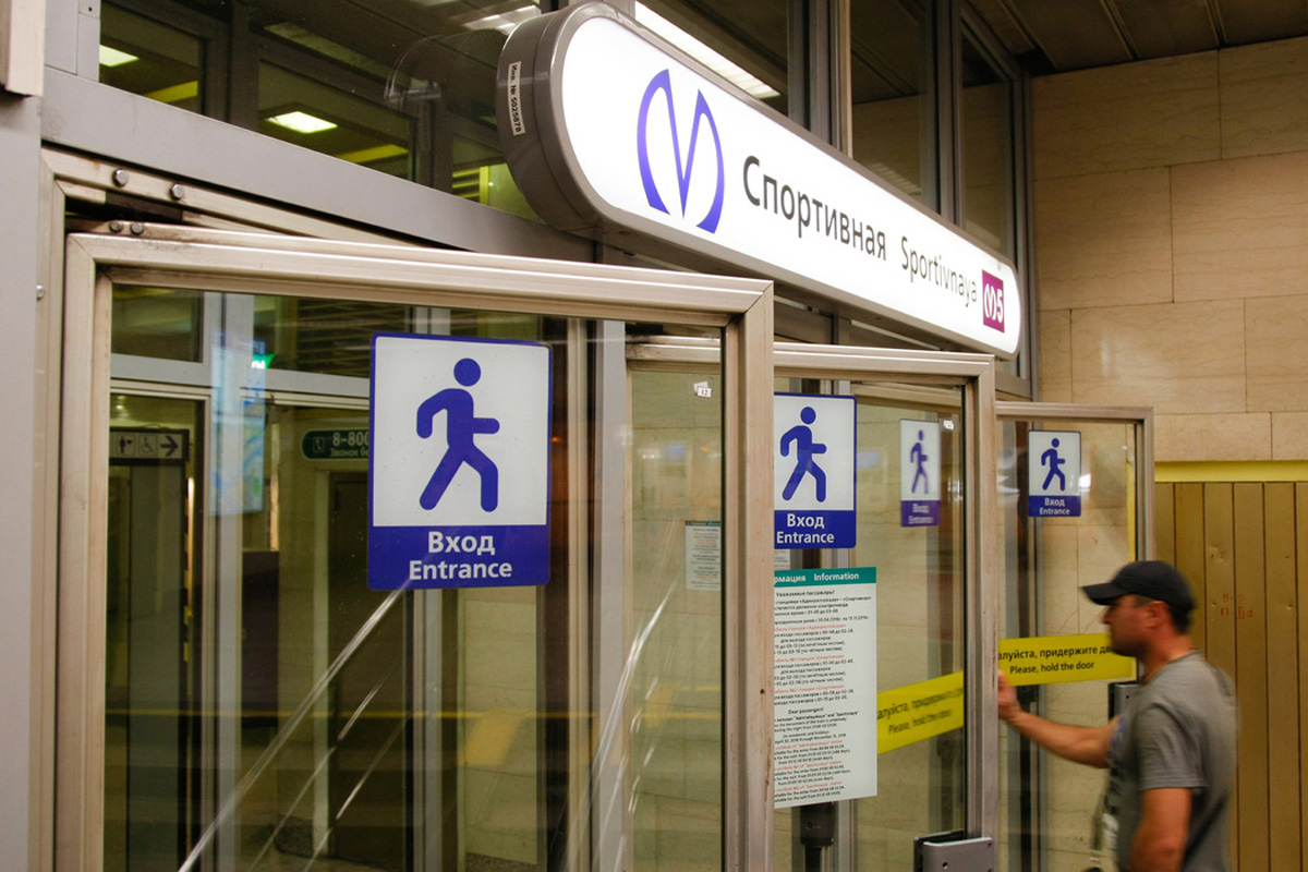Прокуратура проверит факт падения в метро петербурженки с инвалидностью