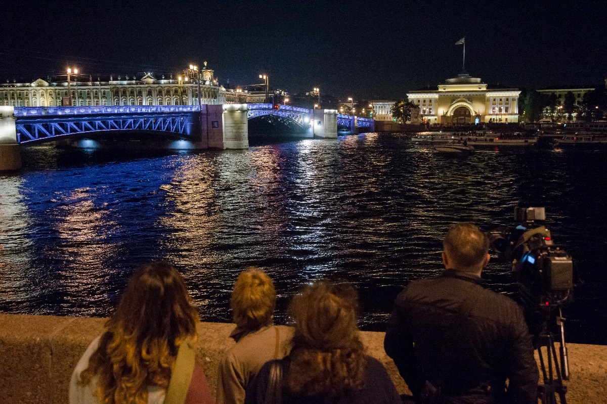 Дворцовый мост подсветят синим цветом в поддержку аутистов