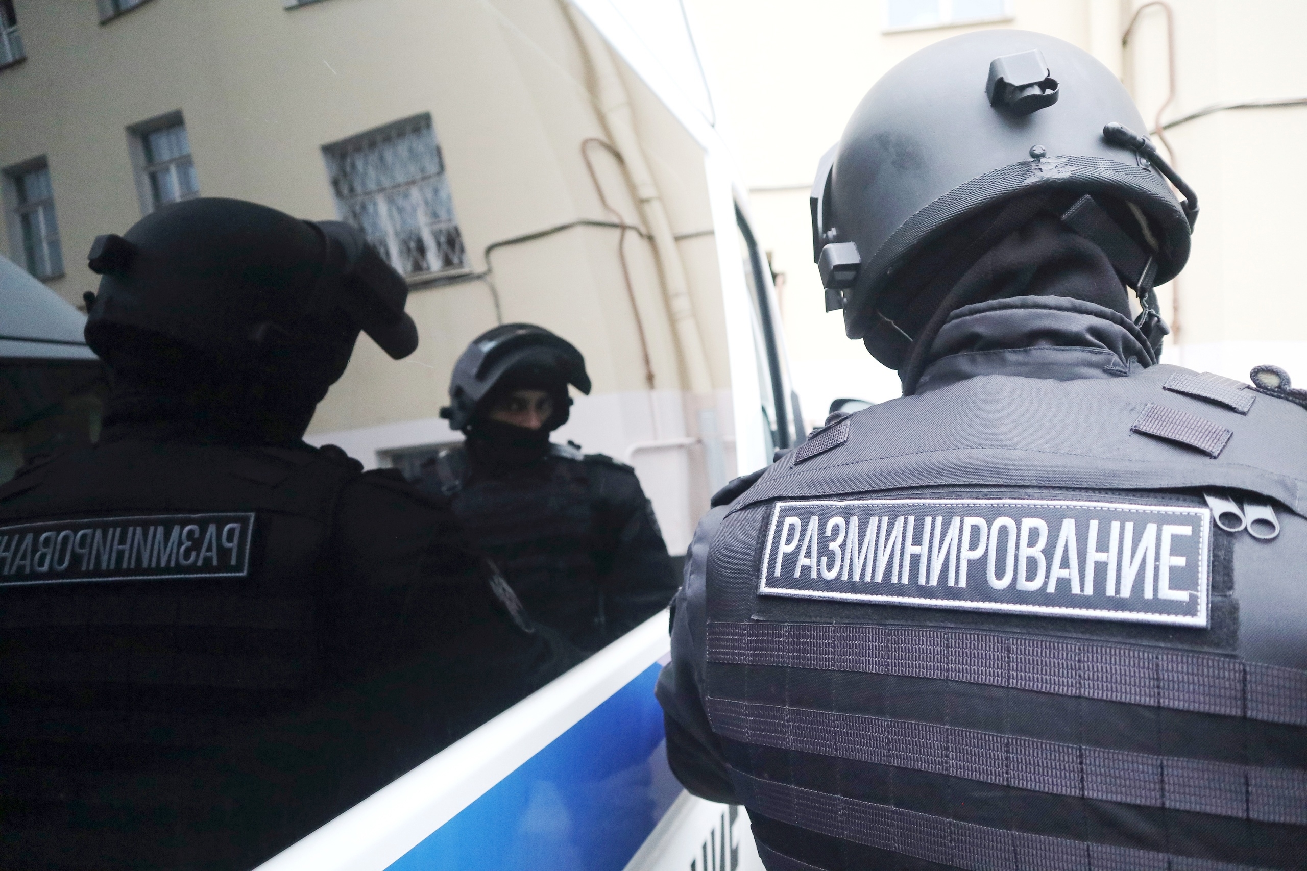 В Петербурге за день эвакуировали 16 учебных заведений и поликлинику