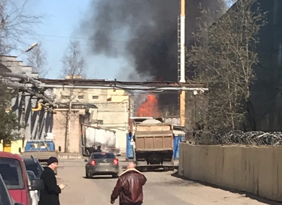 На юге Петербурга тушат сильный пожар