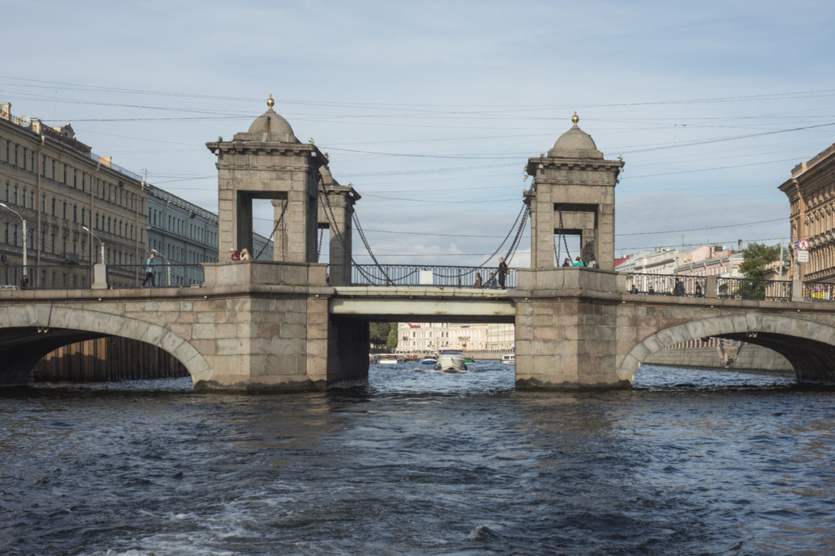 В Санкт-Петербурге мужчина прыгнул в Фонтанку с моста