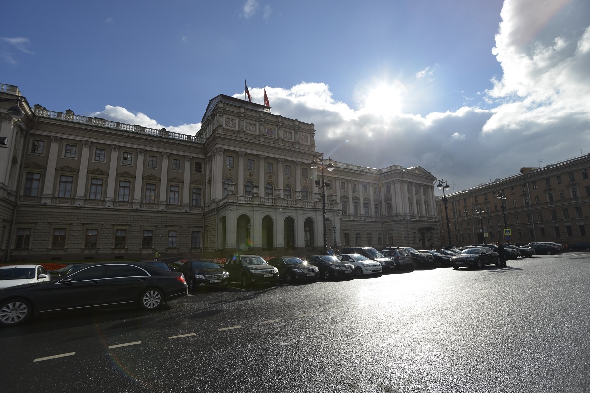 В Петербурге предлагают упростить выбор между соцпакетом и денежной компенсацией