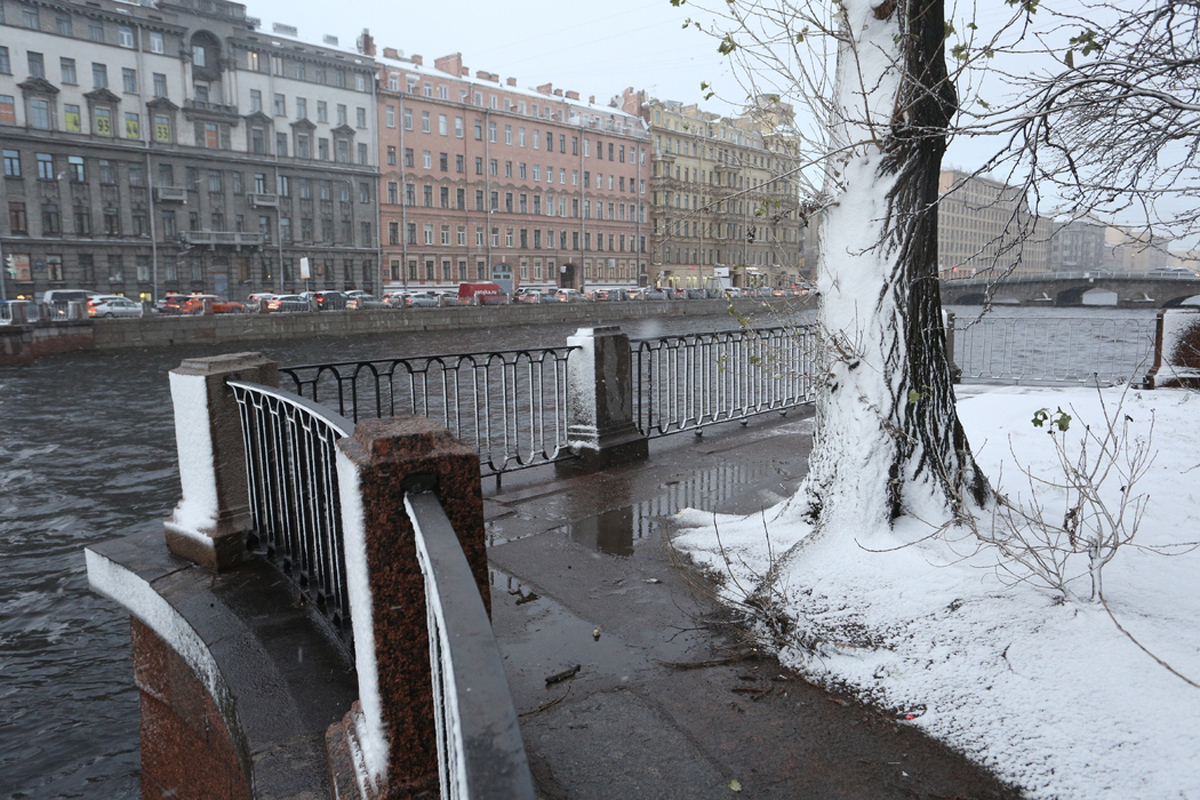 В ближайшие дни снег не оставит Петербург, предупредил синоптик