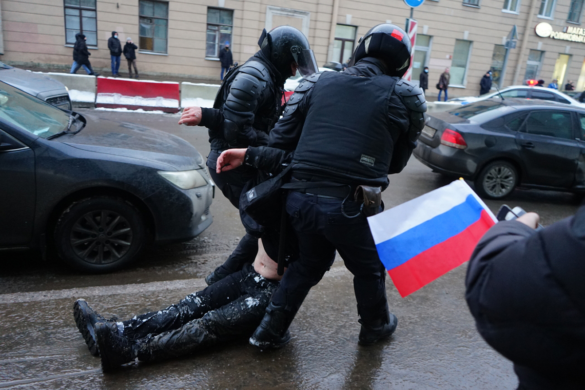 В Петербурге тезку Путина ударили электрошокером на митинге и арестовали