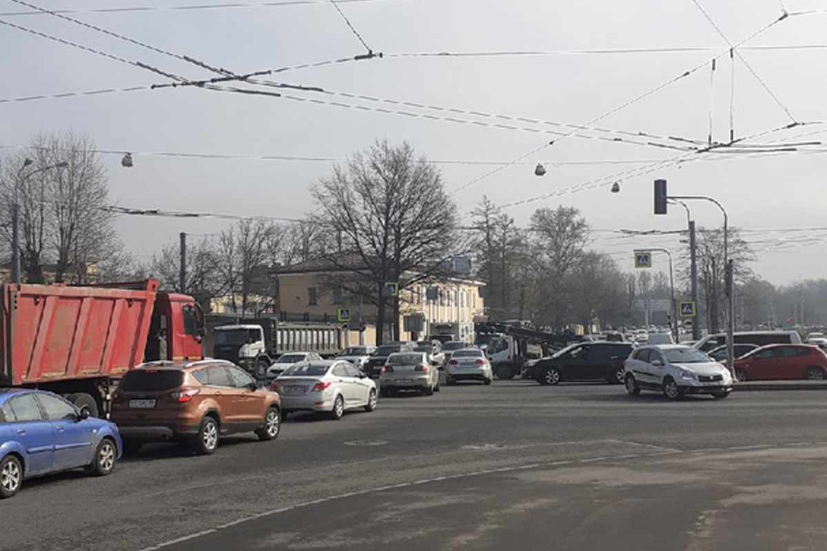 Из-за сломанного светофора один из районов Петербурга утром стоял в пробках