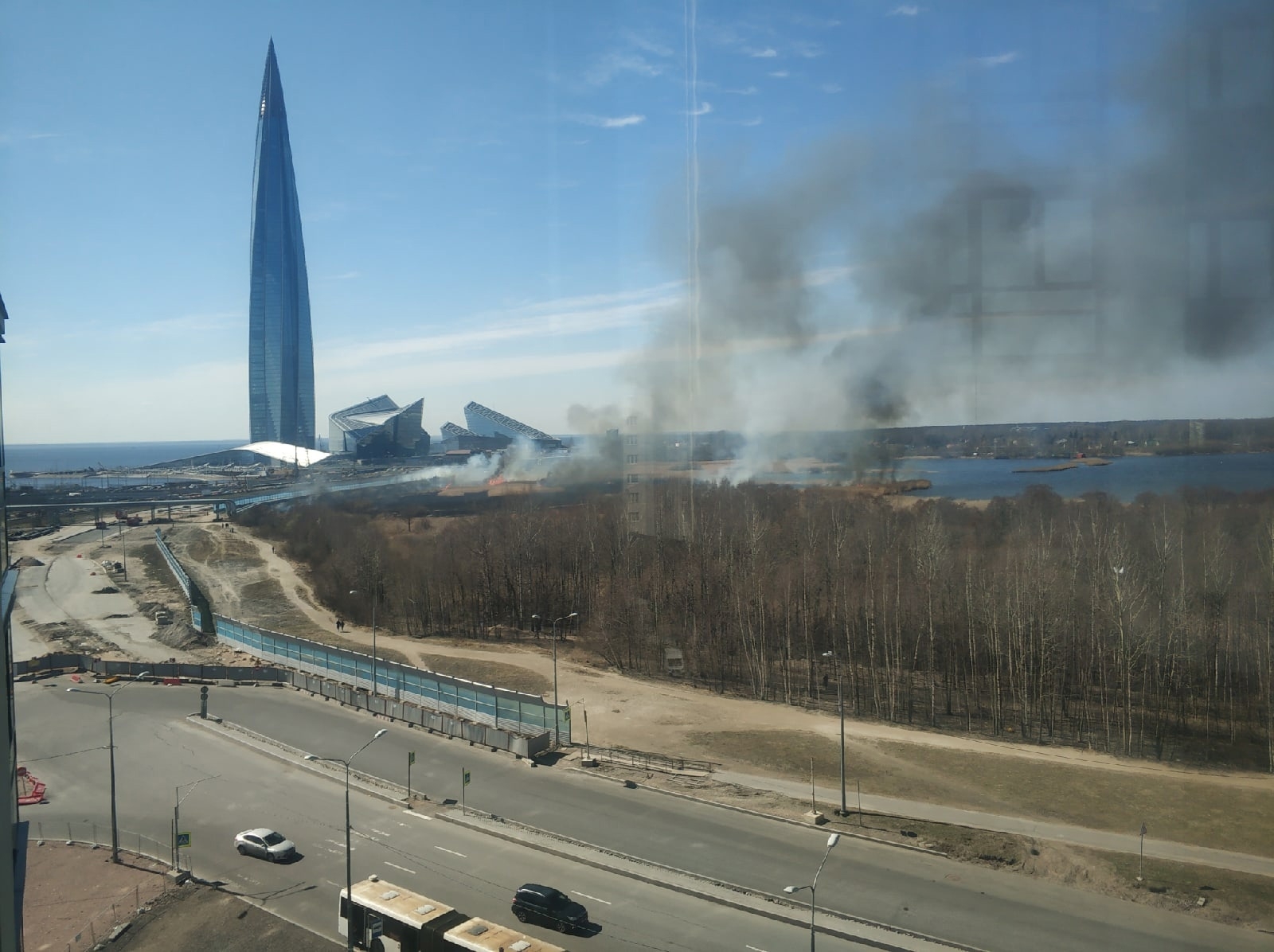 Петербуржцы сообщили о массовых воспламенениях травы возле «Лахта центра»