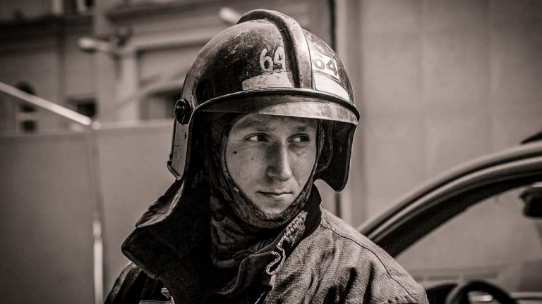 Коллеги и близкие попрощались с погибшим на  «Невской мануфактуре» пожарным