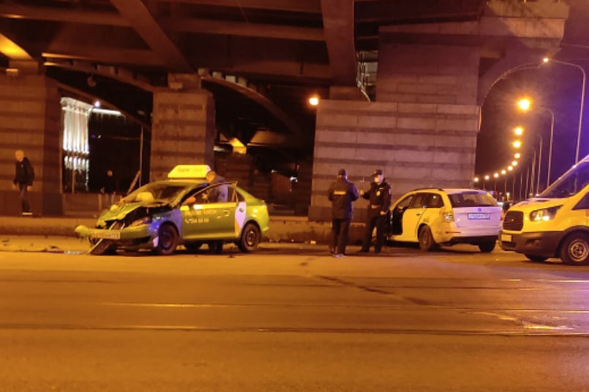 После ДТП под Ушаковским мостом машины такси не могли убрать в течение 7 часов