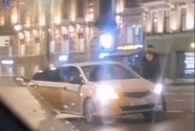 В центре Петербурга спор между таксистом и пассажирами перерос в драку