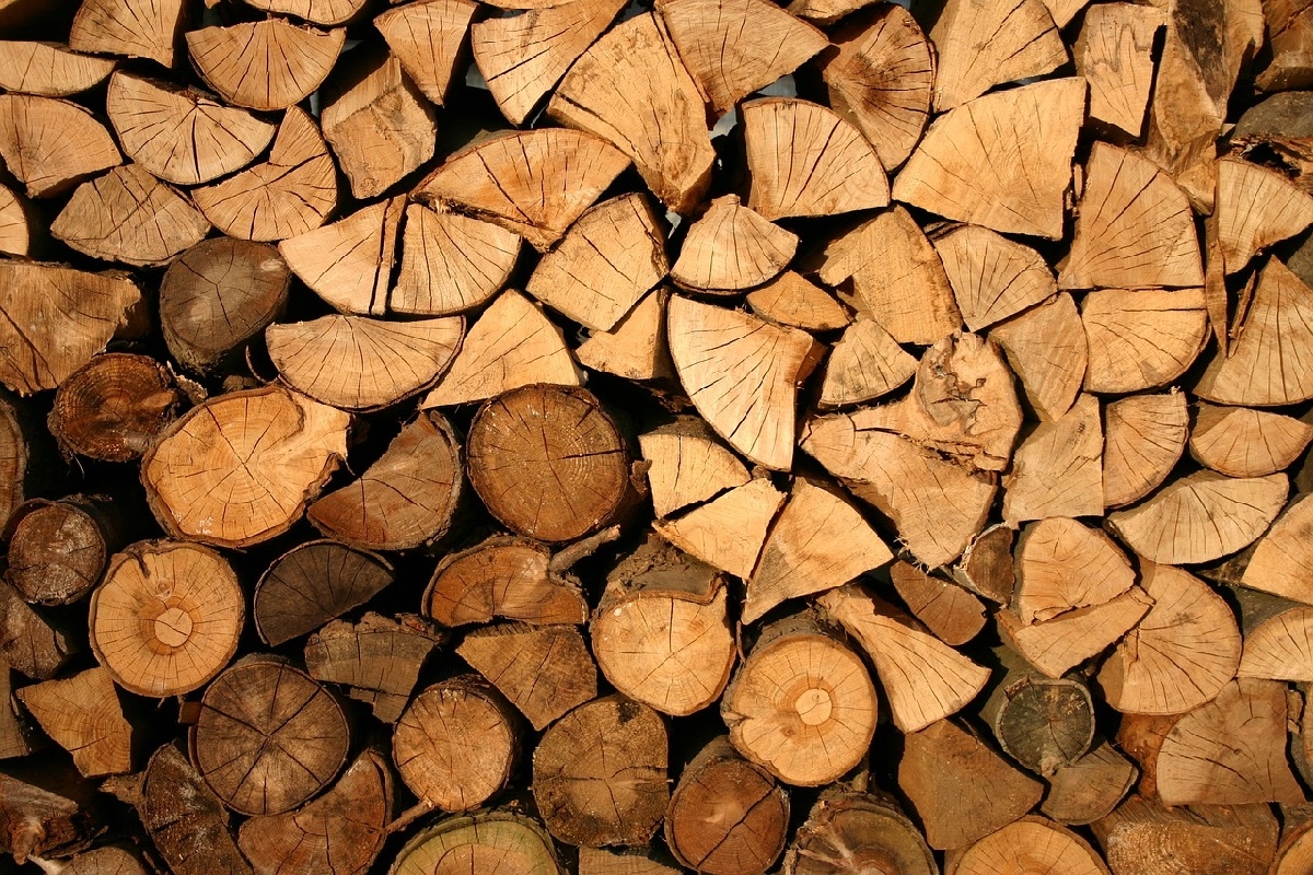Из-за роста спроса на загородную недвижимость страдает рынок древесины