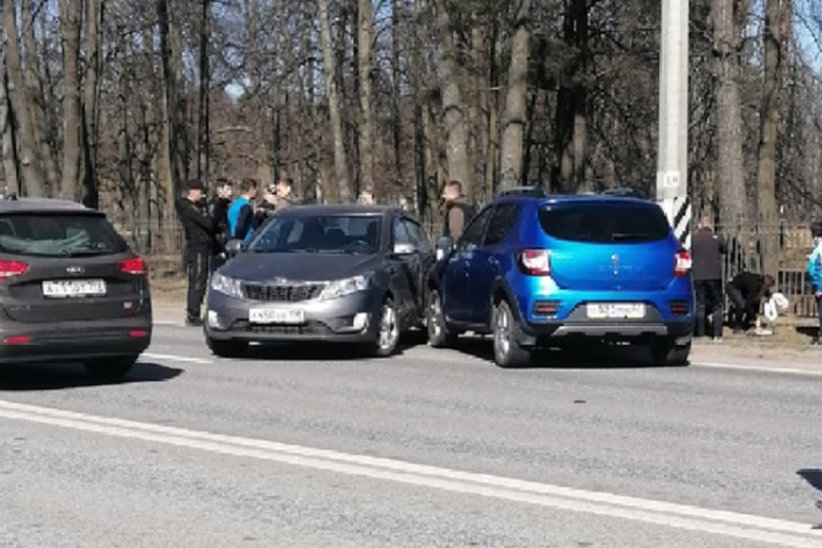В Ленобласти автомобиль Kia перевернулся и прижал к забору школьницу