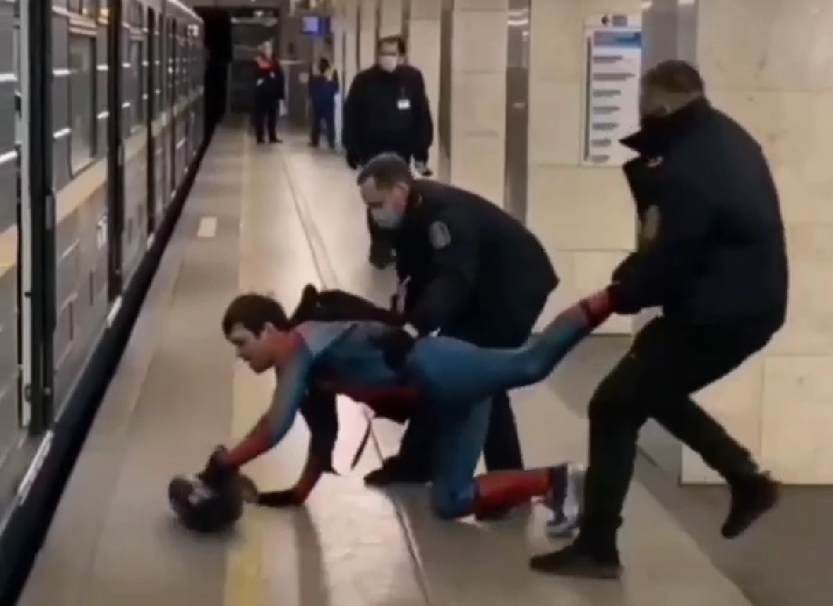 «Человек-паук» скрылся от сотрудников трансбезопасности в петербургском метро