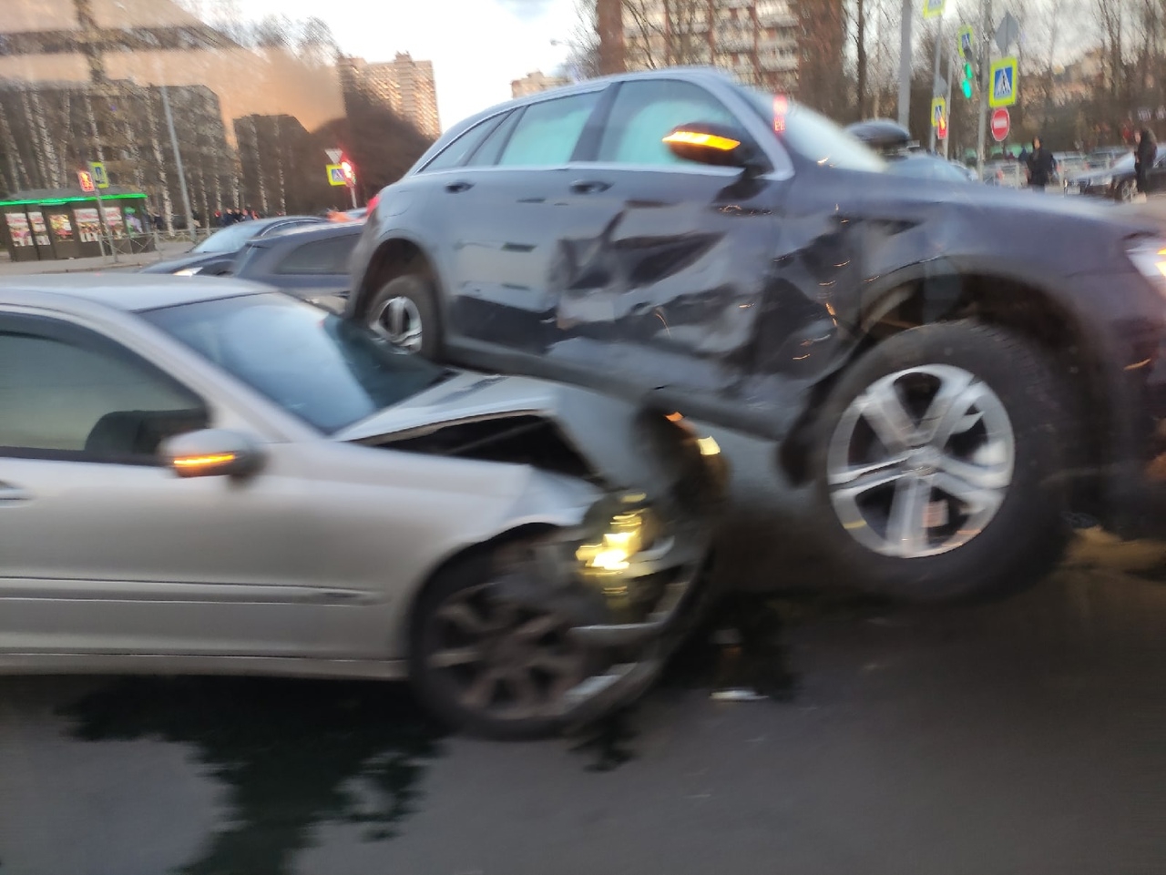 На Светлановском проспекте столкнулись два автомобиля Mercedes