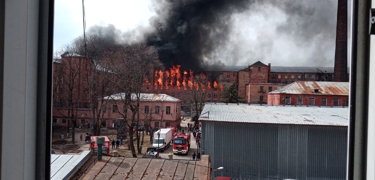 Двое пожарных пострадали при тушении Невской мануфактуры