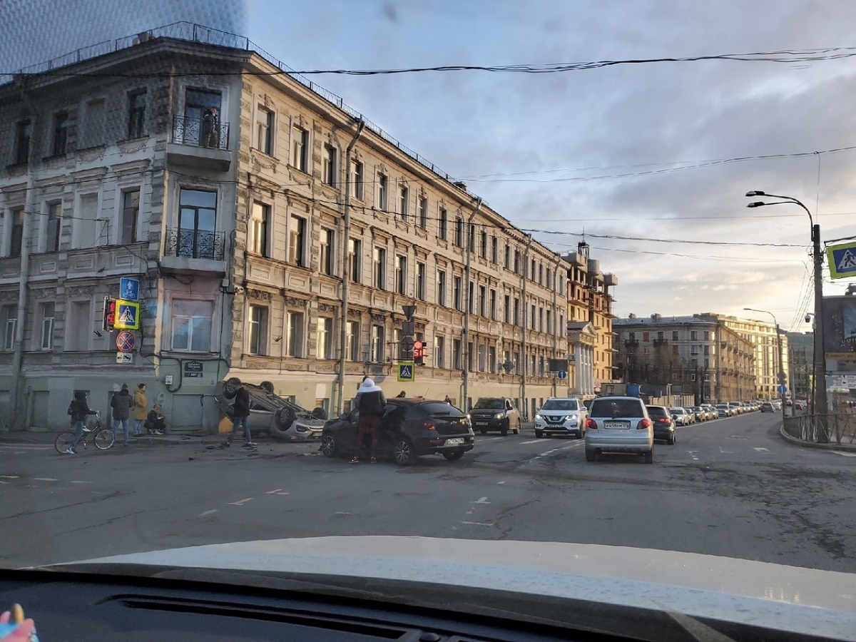 В ДТП в Петроградском районе «Хенде» перевернулся и влетел в дом