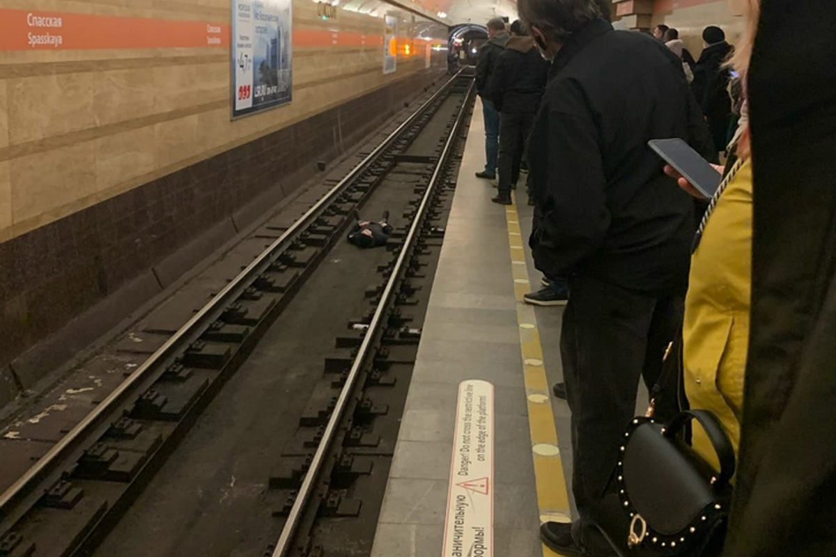 Пассажир оказался на путях на станции метро «Спасская»