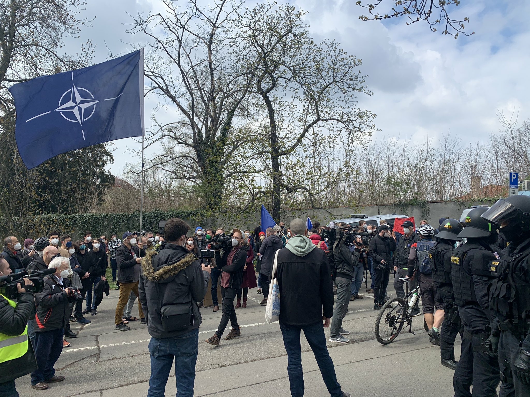 У здания посольства России в Праге прошли беспорядки