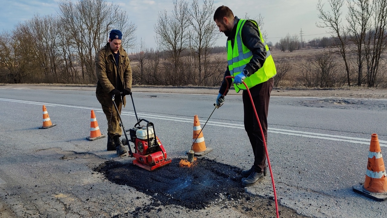 Устав от бездеятельности чиновников, жители Красного села самостоятельно отремонтировали дороги