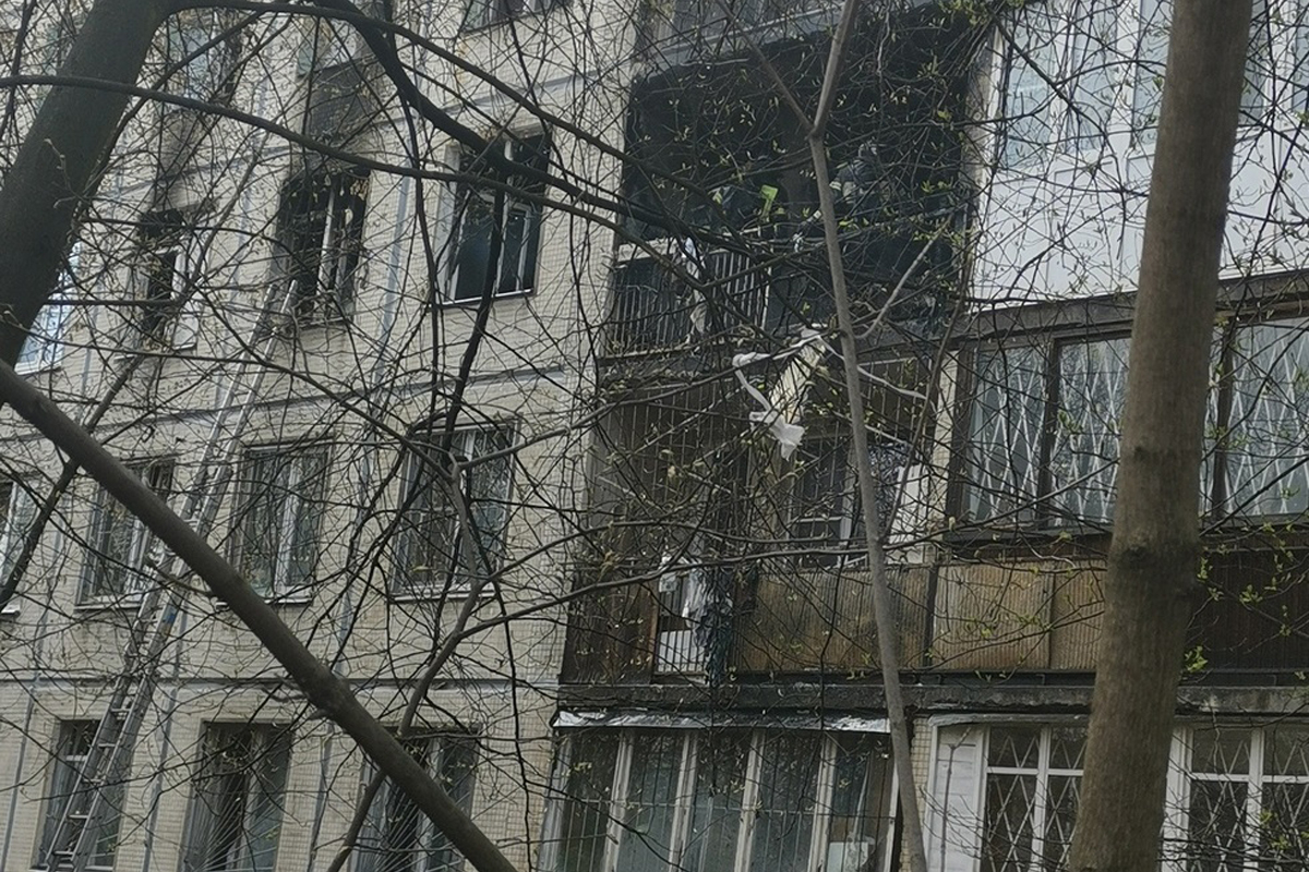 Минимум два человека пострадали при пожаре на юге Петербурга