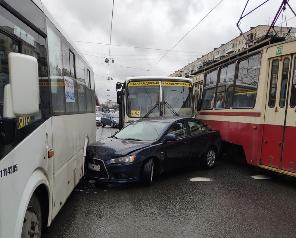 В Петербурге столкнулись две маршрутки, трамвай и легковое авто