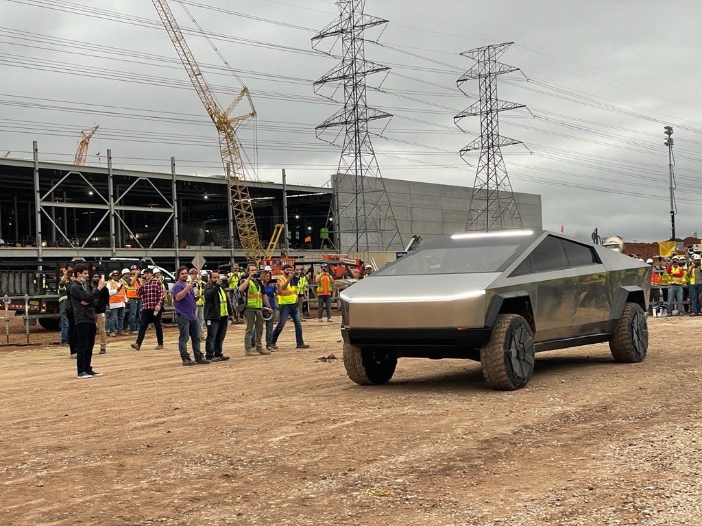Илон Маск приехал на стройку будущего завода Tesla на пикапе Cybertruck