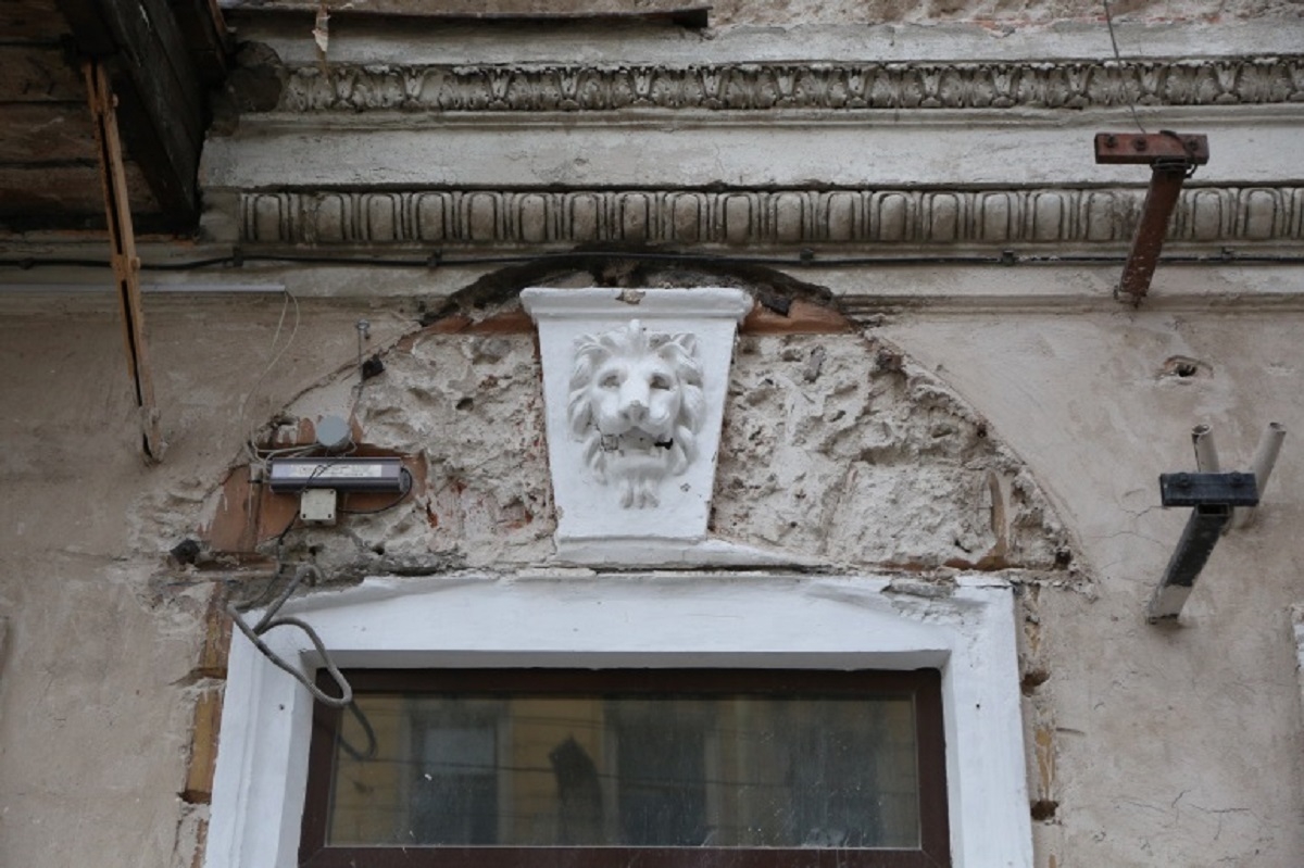 Петербуржцы пожаловались на изуродованный фасад дома на Большом проспекте после капремонта