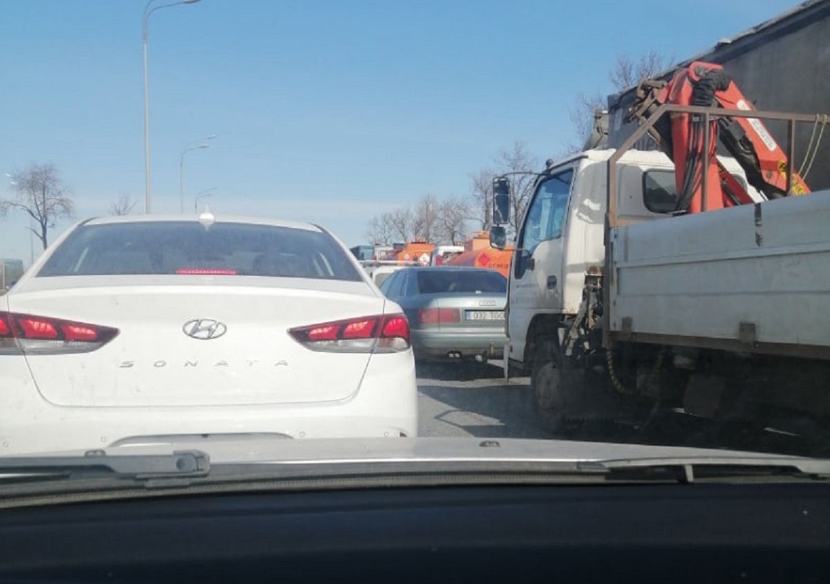 Пробка в несколько километров образовалась на Пулковском шоссе