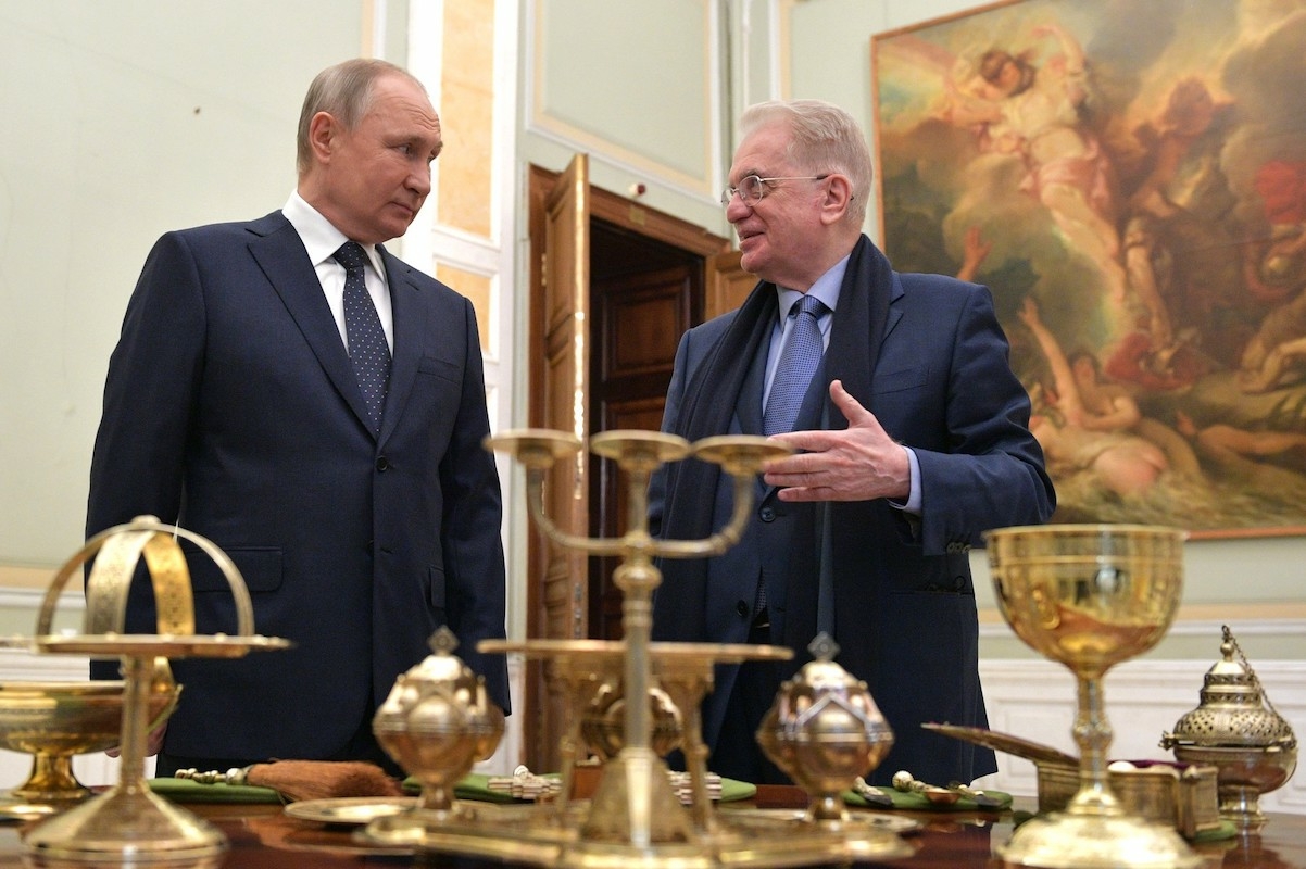 Путин передал Эрмитажу изготовленную по заказу Александра II церковную утварь