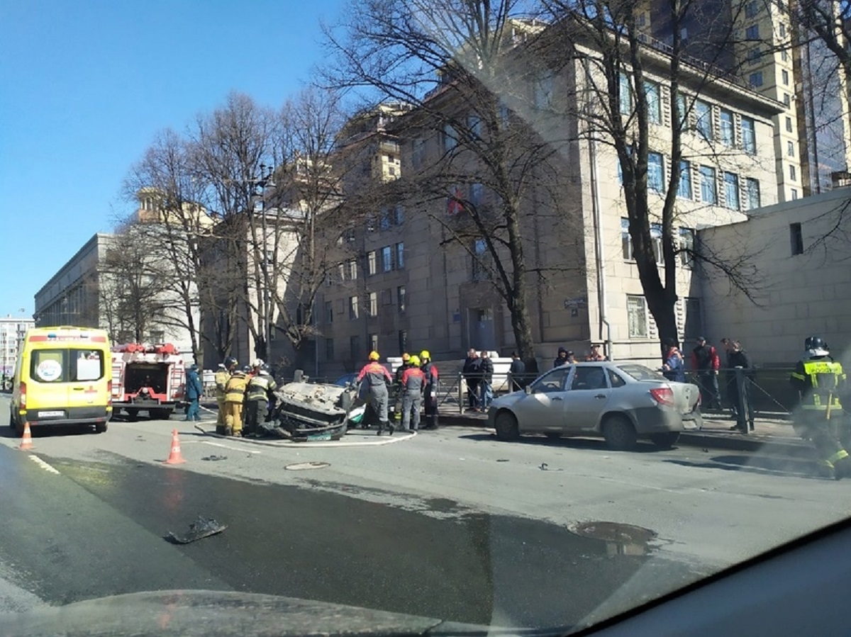 Два человека пострадали в перевернувшемся автомобиле каршеринга в Петербурге