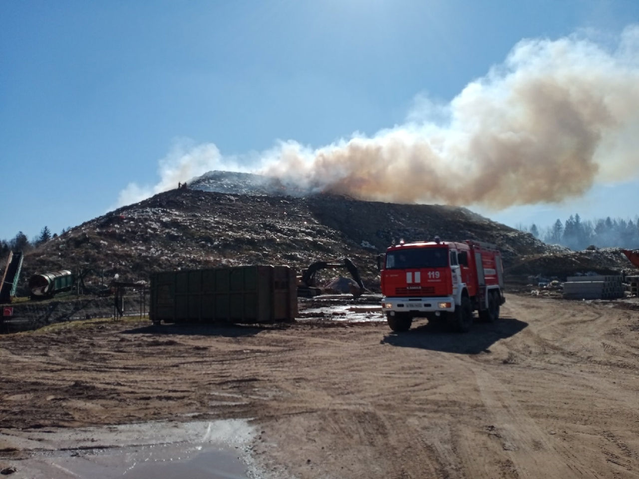 Пожарные продолжают тушить полигон ТБО в Ленобласти