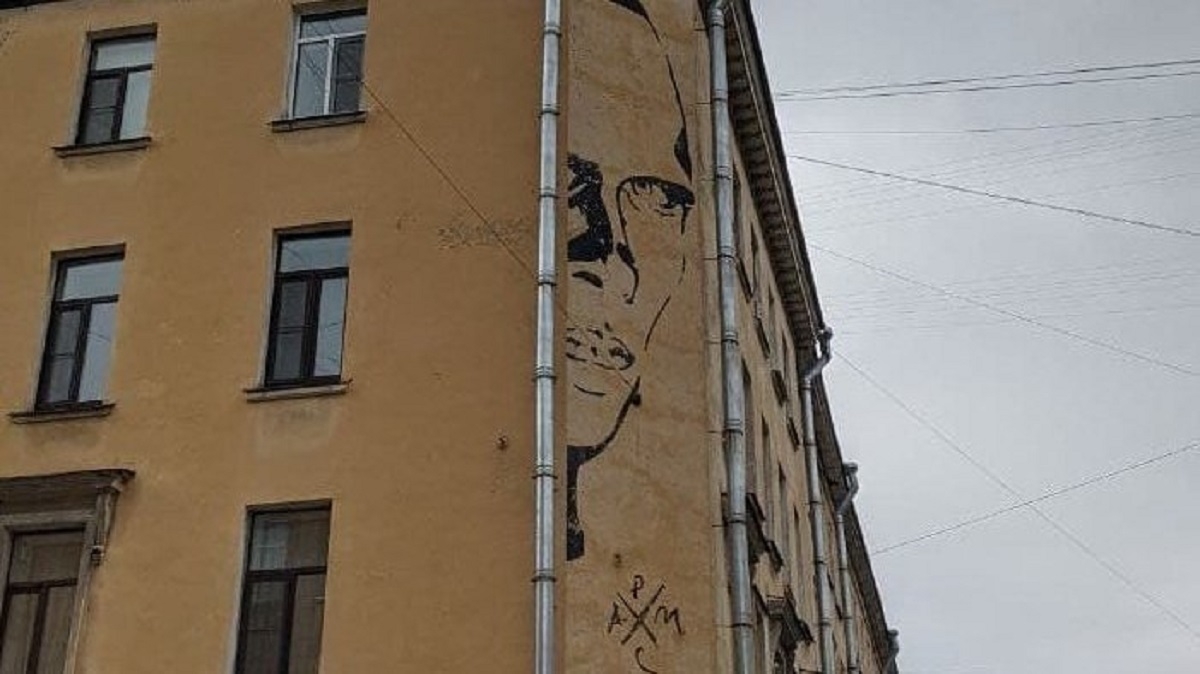 Угроза ликвидации граффити с Хармсом в Петербурге отступает