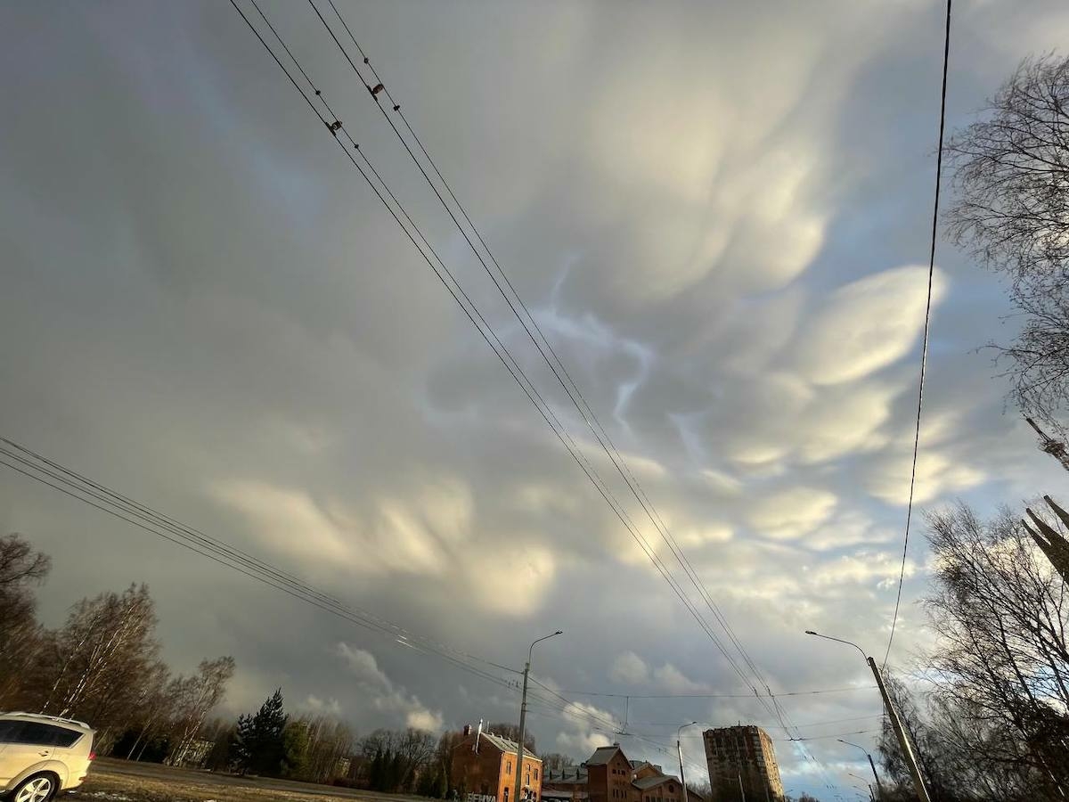 Петербуржцев удивили редкие тропические облака в небе над городом