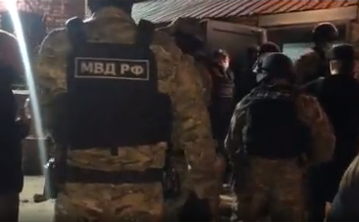 В ходе ночного рейда в барах Петербурга задержали более 70 человек