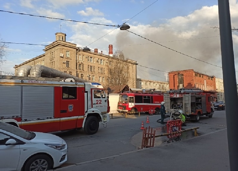 Пожарные тушат здание «Севкабеля» на Васильевском острове