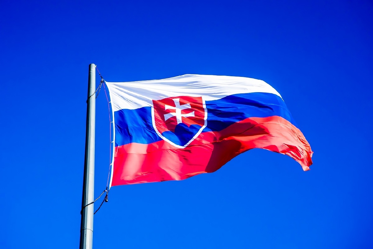 Братислава вышлет трех российских дипломатов в знак солидарности с Чехией