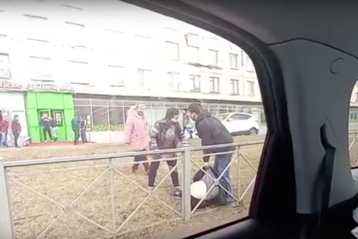 Петербурженки разняли дерущихся мужчин в Автово