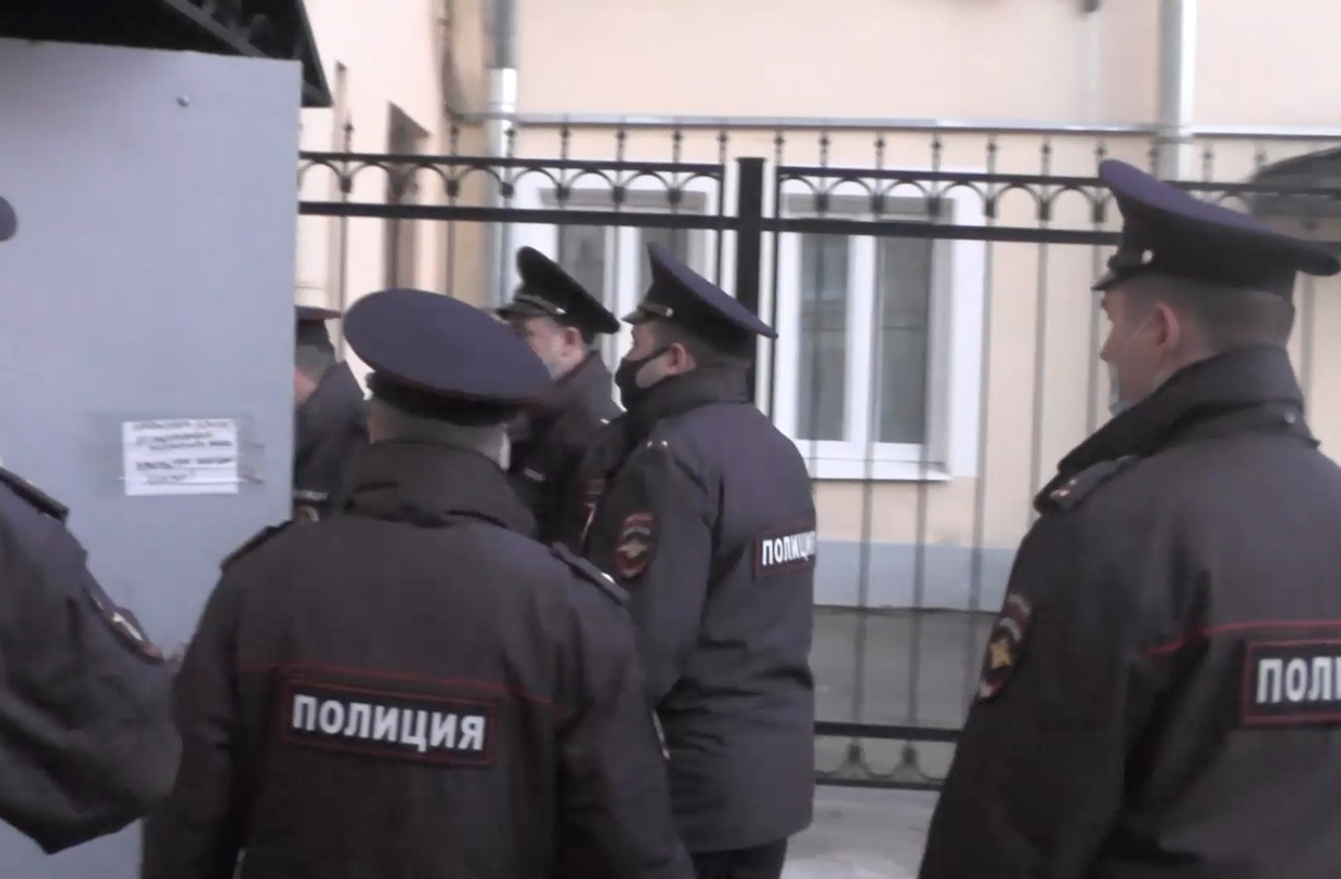 Полиция внезапно зачистила центр Петербурга от мигрантов