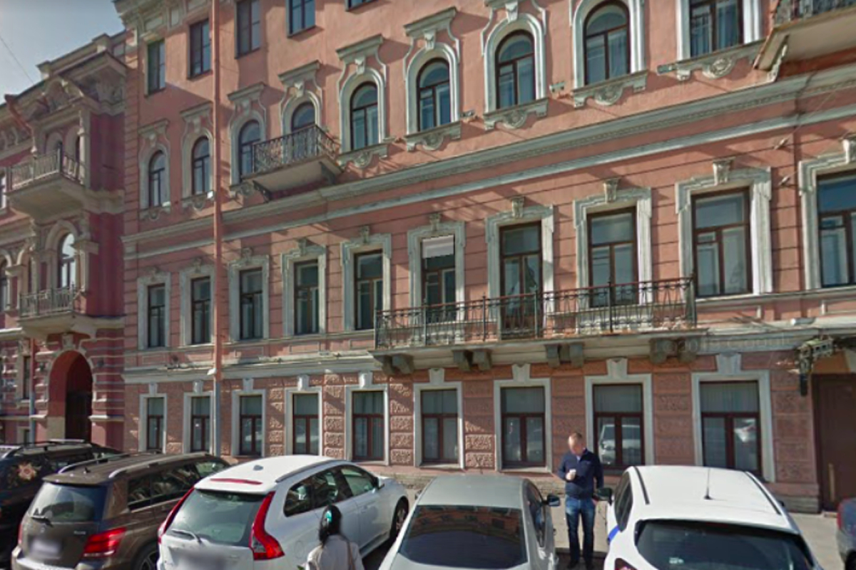 В центре Санкт-Петербурга лепнина едва не травмировала человека