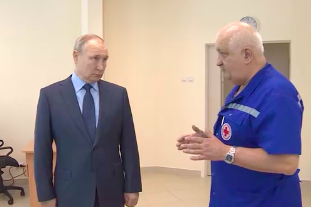 Путин посетил станцию скорой помощи в Пушкине и назвал врачей ангелами