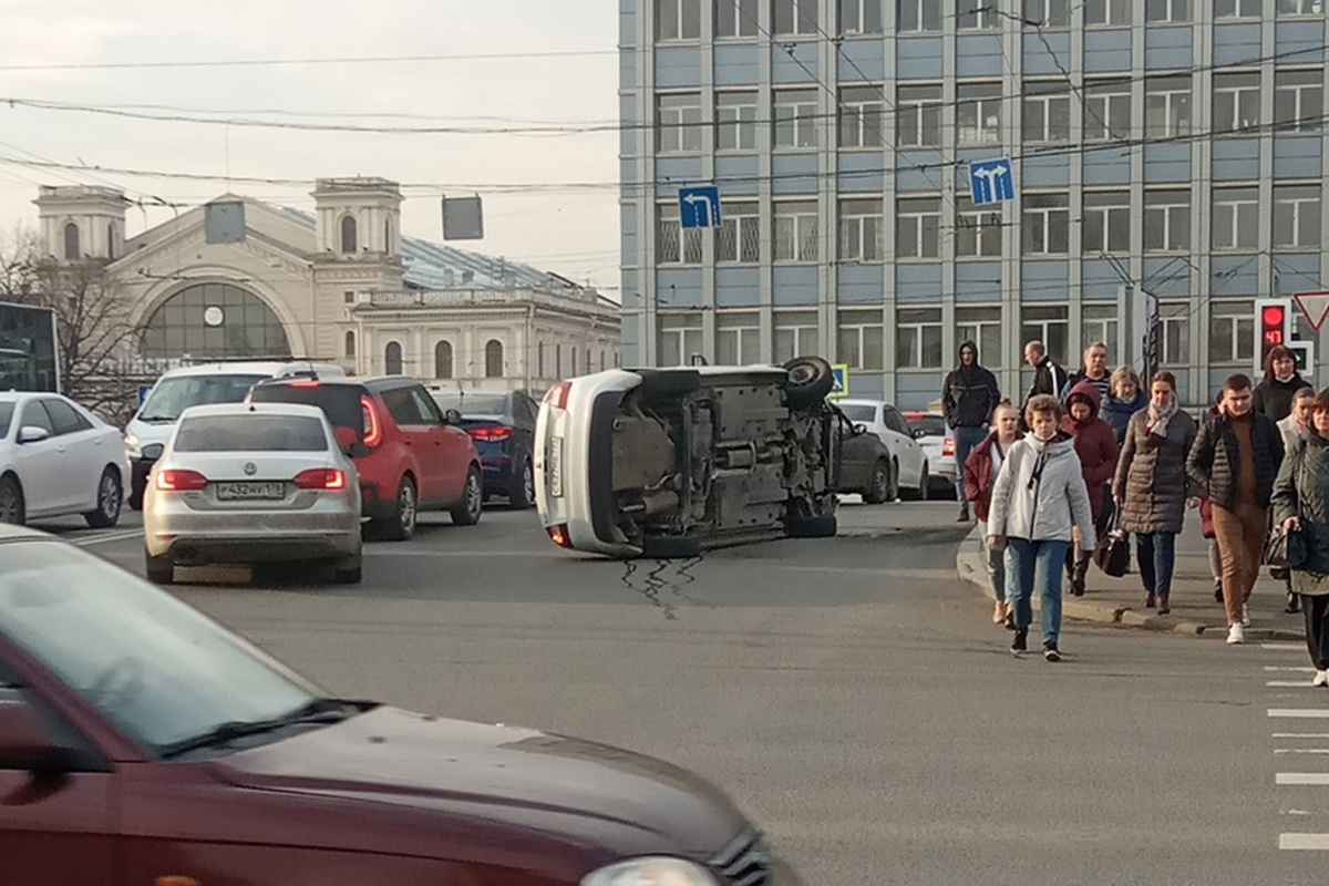 В Петербурге на мосту перевернулся автомобиль «Яндекс.Драйва»