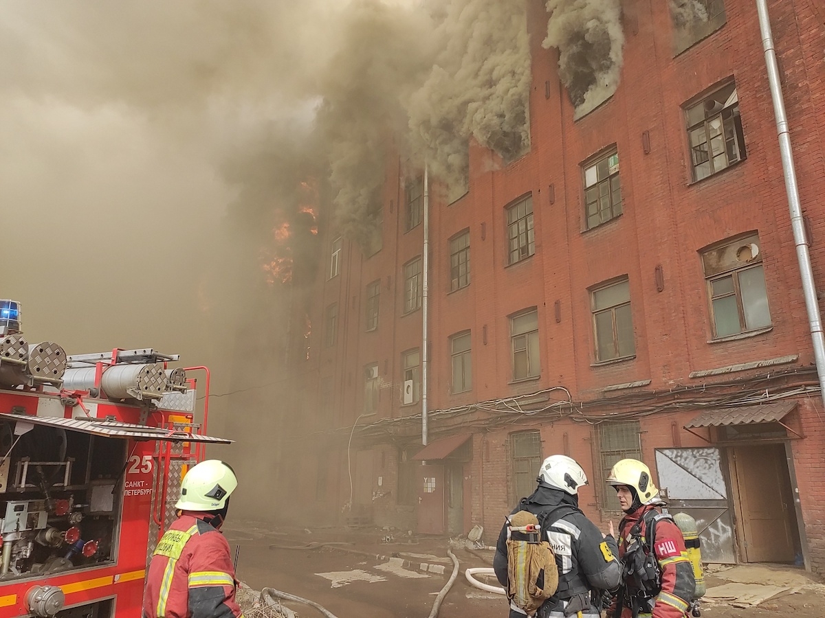 Пожар охватил четыре тысячи квадратных метров на Невской мануфактуре