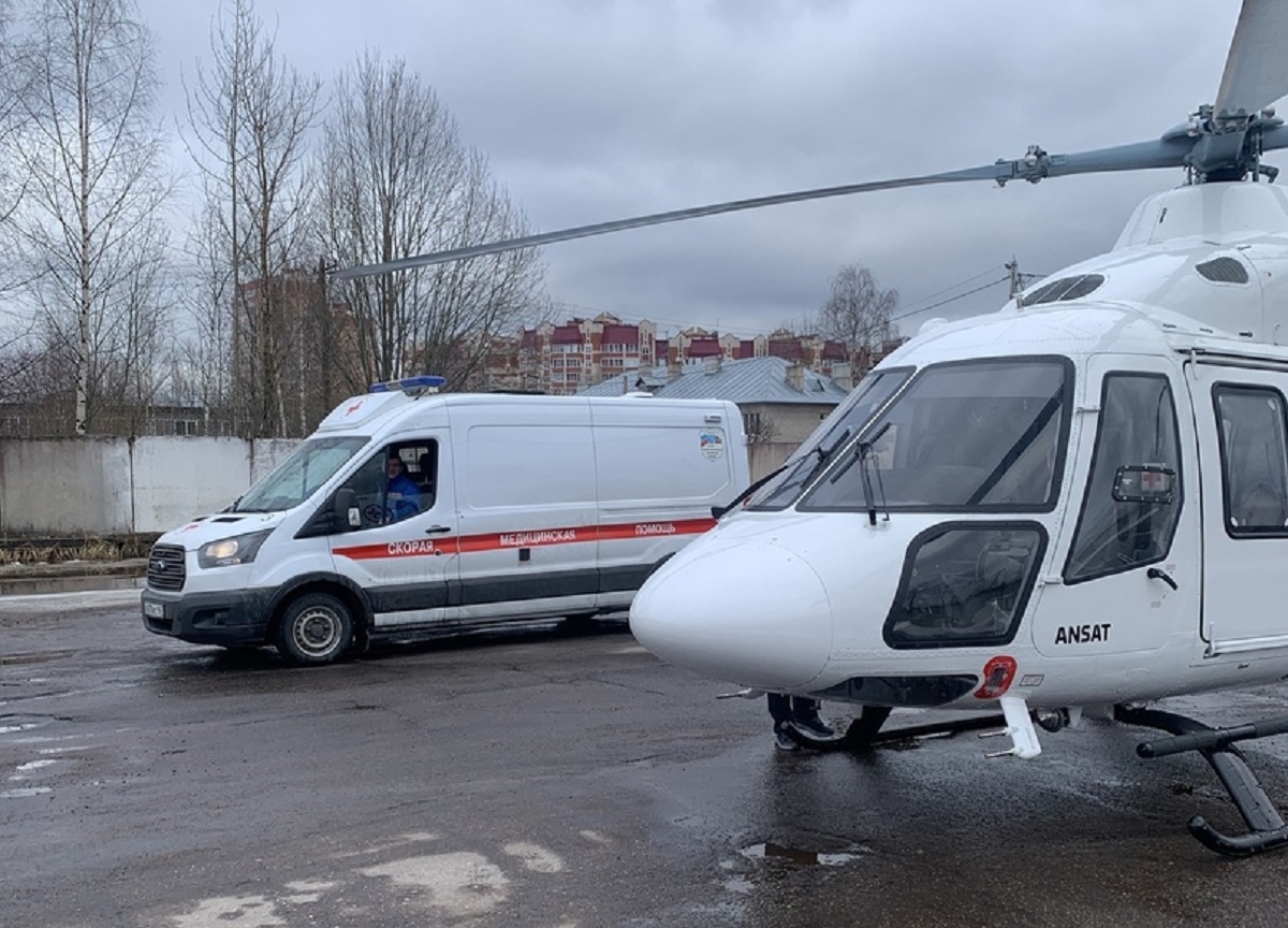 Раненного на детской площадке в Ленобласти ребенка вертолетом доставят в Петербург
