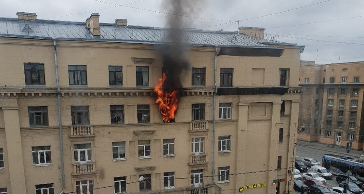 В пожаре в коммуналке на Заневском проспекте погиб человек