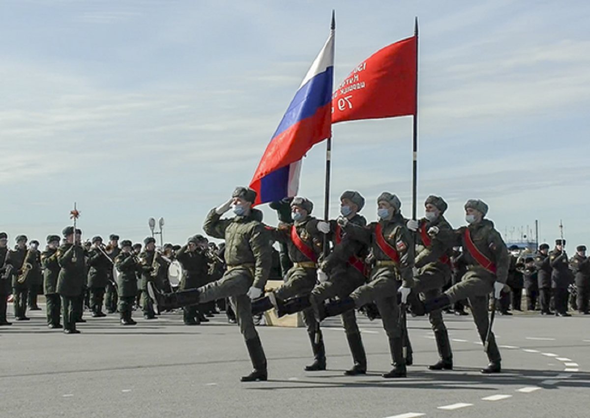 Более 4000 военных репетировали Парад Победы на Дворцовой площади